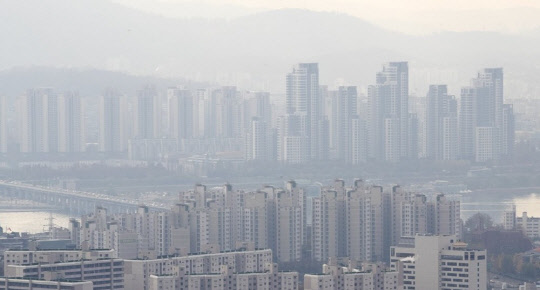 서울에서 입주 5년 이하 새 아파트 가격이 올해 처음으로 입주 30년 초과 노후 아파트 가격을 추월했다. 사진은 남산에서 바라본 서울 아파트의 모습.<연합뉴스>